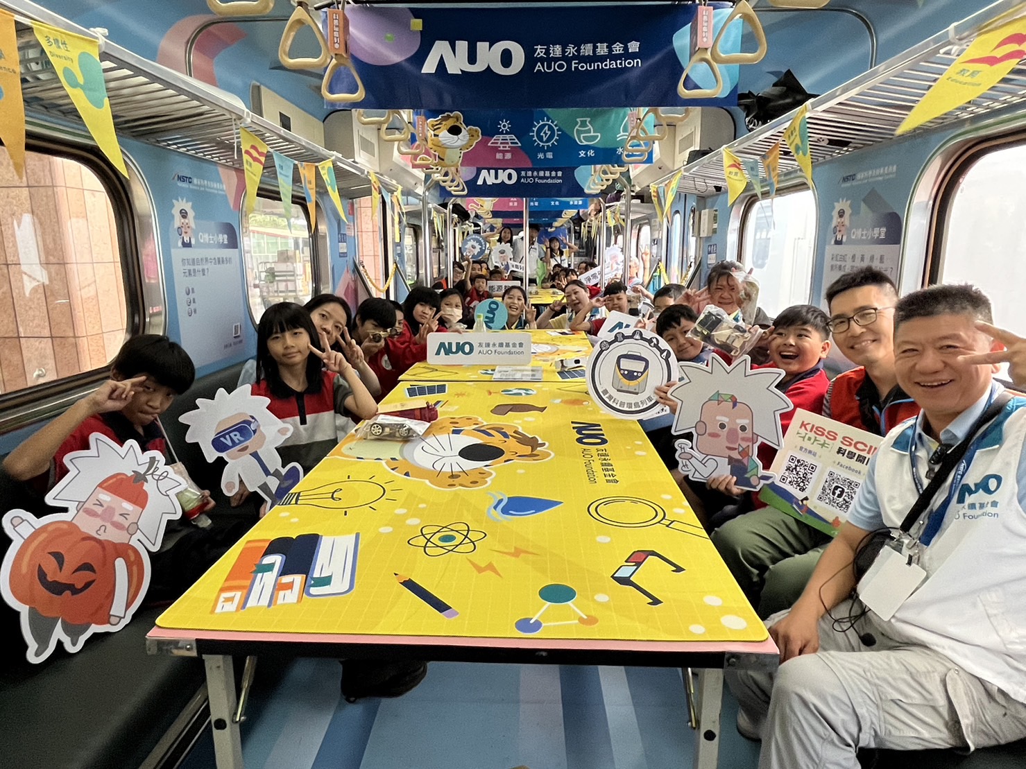永續基金會參與「臺灣科普環島列車」，設計基礎科學車廂課程，以「淨零碳排和永續能源」為主題，讓學生透過創意實驗認識淨零知識，以及思考生活中的減碳行為