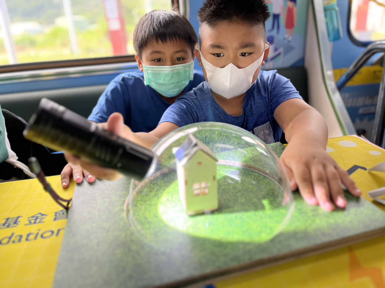 參與基礎科學主題車廂，以STEAM教學精神，設計「逐日科學家」、「太陽能工程師」以及「淨零建築師」三大能源科普課程和實驗