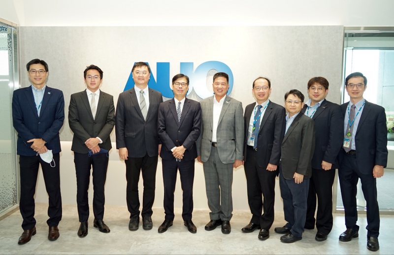 光電前進亞灣成立「AUO解決方案研發中心」，作為多元場域解決方案研發及試驗場域（圖中左為高雄市長陳其邁、圖中右為光電董事長彭双浪）